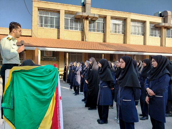 امنیت از کلاس تا خیابان؛ پلیس در جمع دانش‌آموزان بهادری