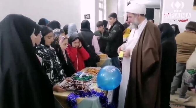 برپایی ایستگاه‌های صلواتی دانش‌آموزان دیباج در گلزار شهدای گمنام به مناسبت ولادت امام زمان (عج)