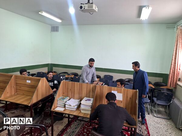 بازدید مدیر آموزشگاه نمونه آیت‌الله خامنه‌ای از قرائت خانه این دبیرستان