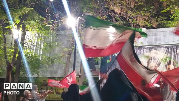میدان شهر زیر پرچم ایران؛ مردم پای آرمان‌های وطن