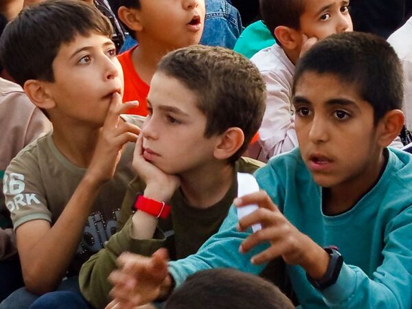 قدم هایی به عشق معلمان