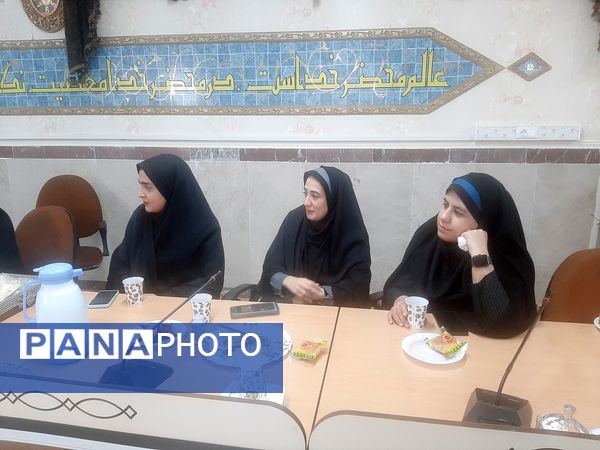 کارگاه تحکیم بنیان خانواده با محوریت مهارت‌های ارتباطی والدین با فرزندان و مهارت‌های ارتباط موثر