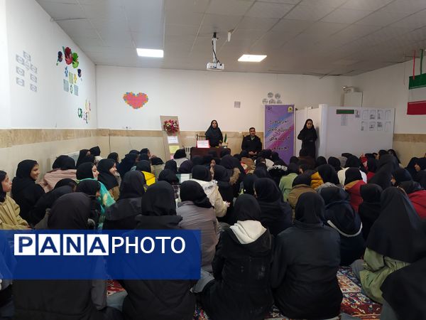 کارگاه آشنایی با فضای مجازی در دبیرستان دخترانه امید 