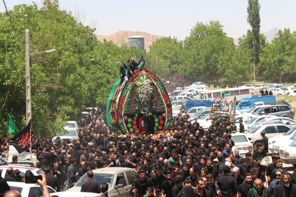 آیین نخلبرداری روز عاشورا در روستای علی آباد پیشکوه تفت