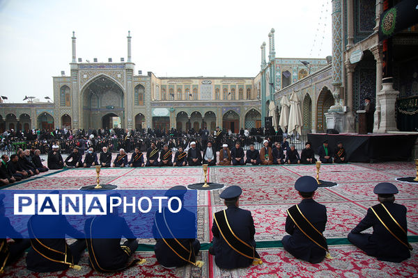 اهتزاز پرچم عزای سیدالشهدا(ع) بر فراز گنبد حرم حضرت معصومه(س)