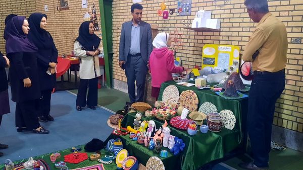 بازدید مدیر آموزش و ‌پرورش حاجی‌آباد از نمایشگاه خلاقیت‌های دانش‌آموزی دبستان استقلال  