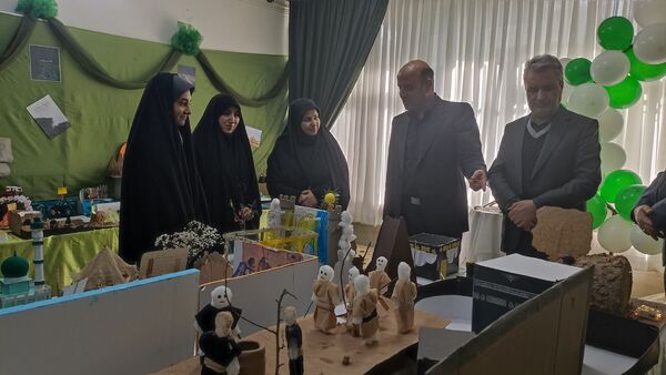 برگزاری نمایشگاه باقرآن تا آسمان در دبیرستان دخترانه امام حسین(ع)