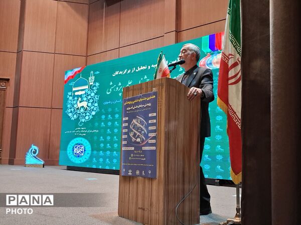 تجلیل از برگزیدگان استانی پژوهش سراها