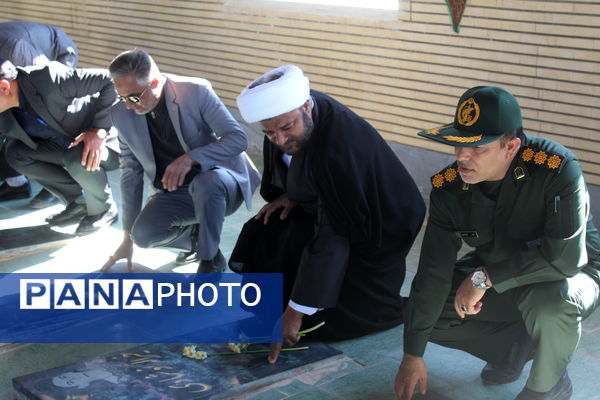 غبارروبی مزار مطهر شهدا به مناسبت آغاز دهه مبارک فجر در فراشبند