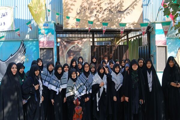 روایتی از  حضور نوجوانان بسیجی در نماز جمعه