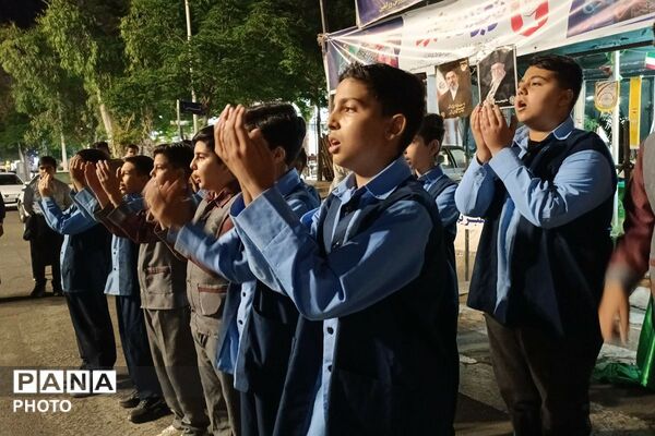 اجتماع پرشور دانش‌آموزان دبستان پسرانه توحید در غرفه شهدای دانش آموز ورامین 