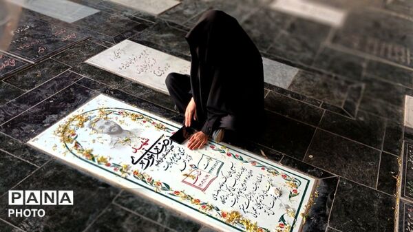 به یاد شهدا در گلزار شهدا