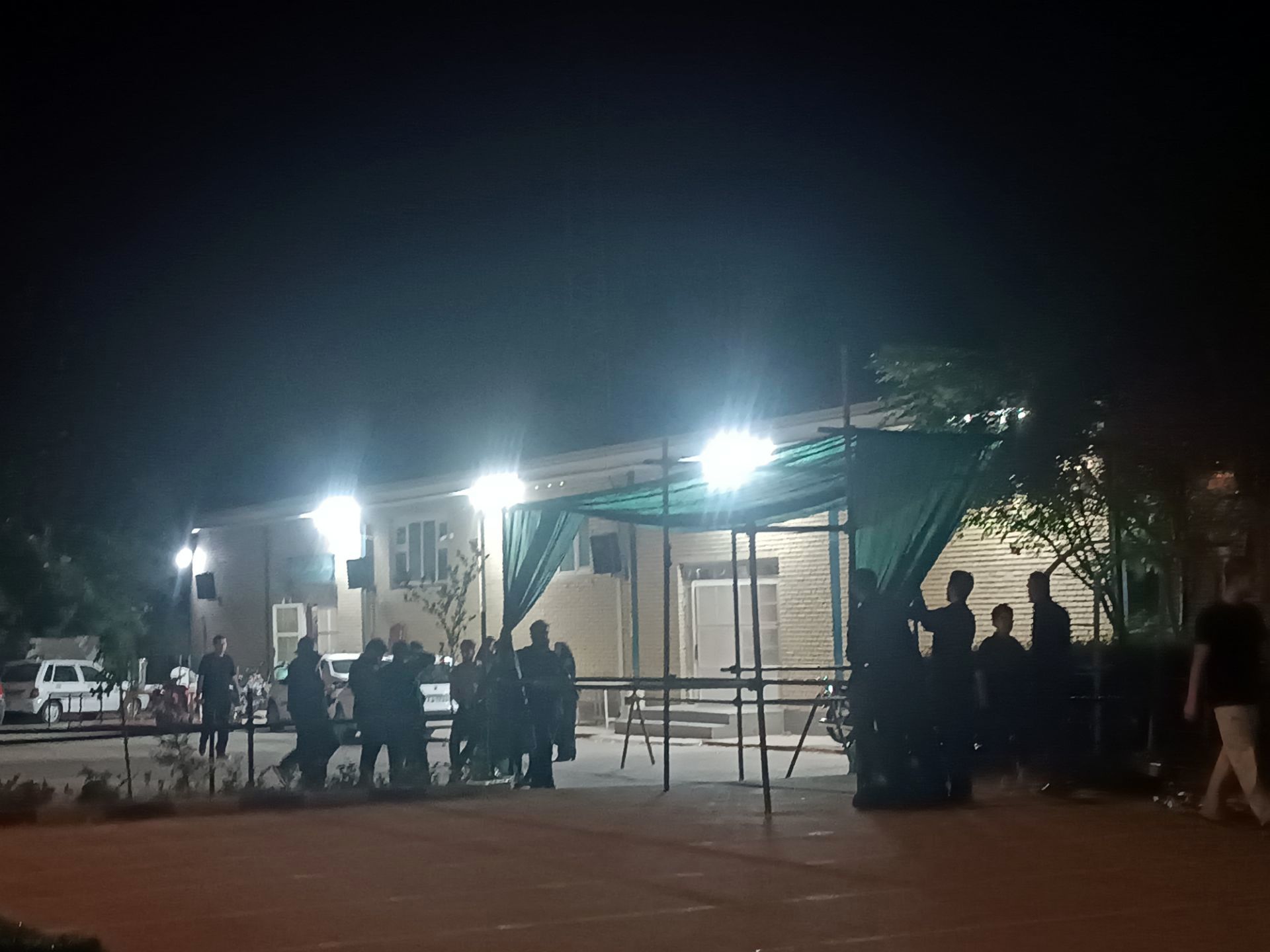 سیاه پوش کردن و آماده سازی  فضای دبیرستان فرزانگان برای  عزاداری هیئت فرهنگیان نیشابور  