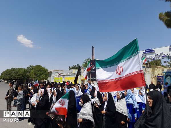 طنین فریاد استکبارستیزی دانش‌آموزان زاوه با اجرای سرود «باید برخاست»