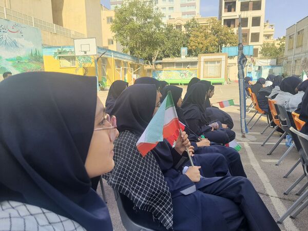 مراسم باشکوه زنگ ایثار و مقاومت در مدرسه شاهد تکتم ناحیه ۳
