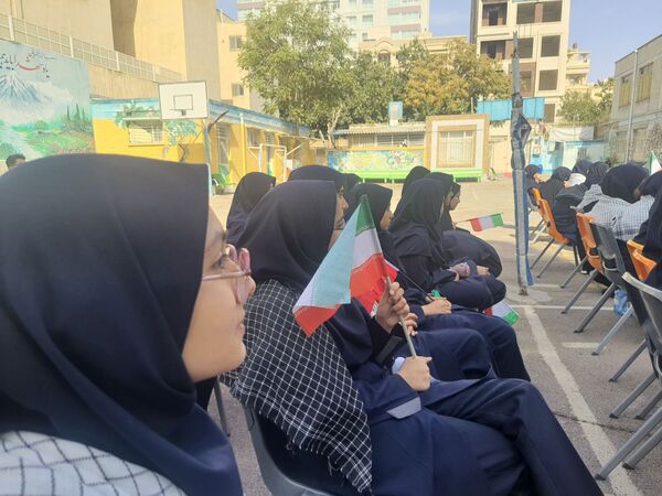مراسم باشکوه زنگ ایثار و مقاومت در مدرسه شاهد تکتم ناحیه ۳
