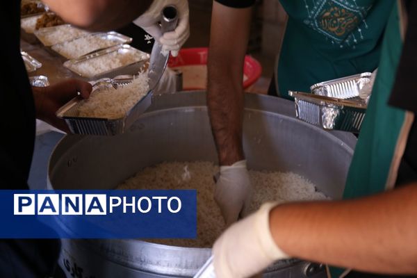  پخش 8600 غذای گرم با همت مرکز نیکوکاری شهید مهدی باکری و موسسه نذرواره در تبریز