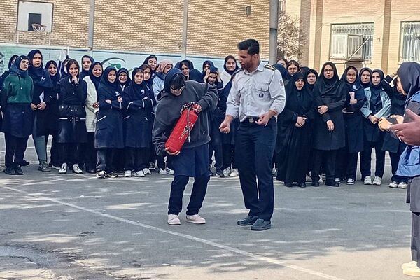 حضور‌ آتش نشانان شهر قدس در دبیرستان فرزانگان