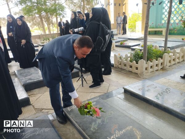 تجدید بیعت معلمان و مسئولین آموزش و پرورش پاکدشت در هفته معلم با شهدا