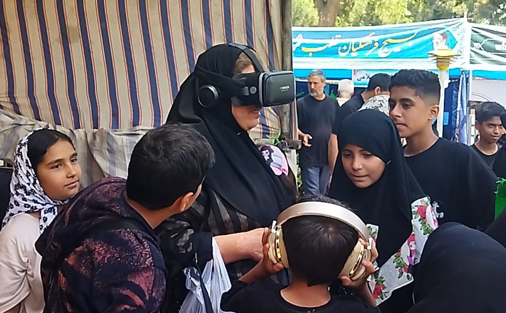 موکب واقعیت مجازی  در پیاده روی جاماندگان اربعین حسینی نیشابور‌ 