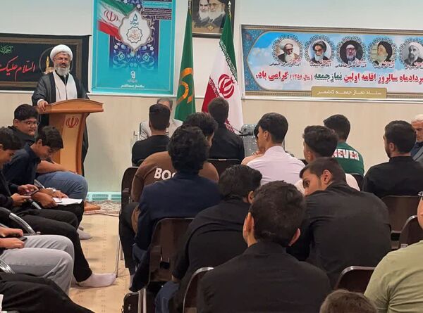 دیدار اعضای بسیج دانش آموزی و اعضای انجمن اسلامی با امام جمعه شهرستان کاشمر 