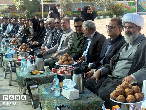 نخستین قدم‌های کلاس‌اولی‌ها در جشن شکوفه‌های دبستان شاهد آقا مصطفی خمینی