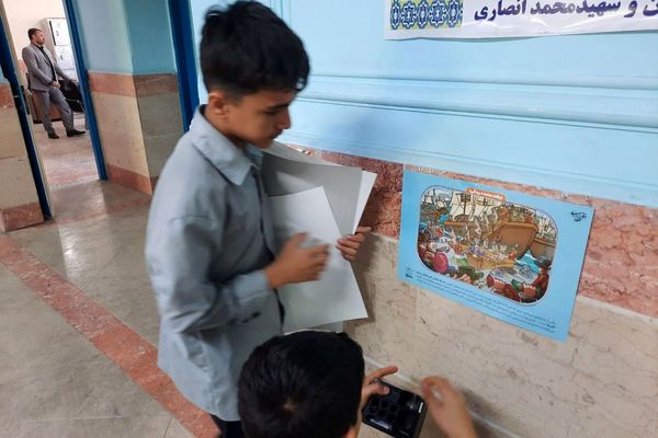 جشن آغاز دهه فجر در دبیرستان شهید احمدی روشن 