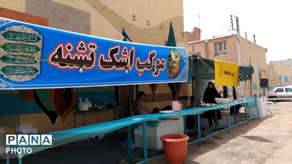 نسیم عشق در قم؛ میزبانی موکب ها از پیروان انقلاب