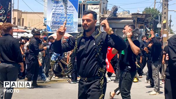  برافراشته شدن پرچم های «یالثارات‌الحسین» بر دوش عزاداران حسینی کامیاران