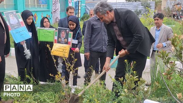 پویش کاشت نهال امید به یاد رهبر شهید و دانش‌آموزان میناب در دبستان دخترانه تهذیب ناحیه یک کرج