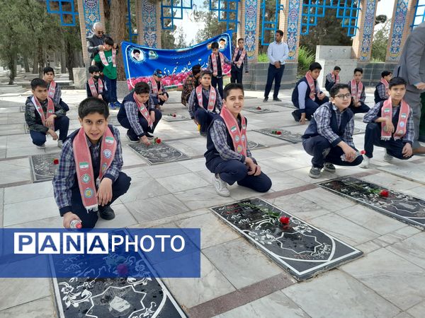 آیین نواختن زنگ سپاس معلم در دبیرستان دخترانه ارشاد تربت حیدریه 