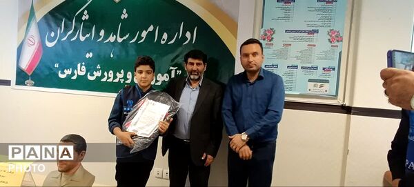 تجلیل از خبرنگاران پانا مدارس شاهد در اداره امور شاهد و ایثارگران فارس