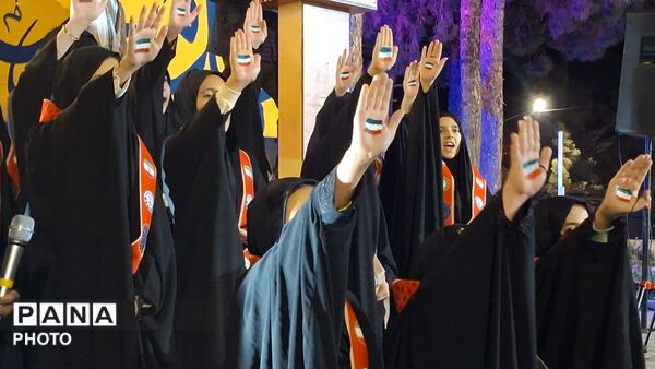 حضور دانش‌آموزان پیشتاز دبستان حضرت خدیجه(س) در اجتماعات شبانه‌رشتخوار