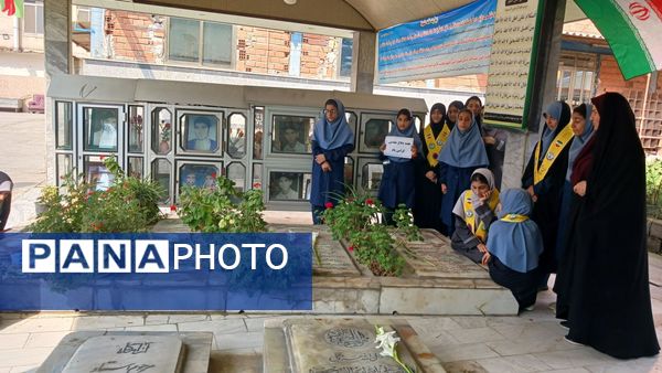 قدم‌های کوچک برخاک بزرگ