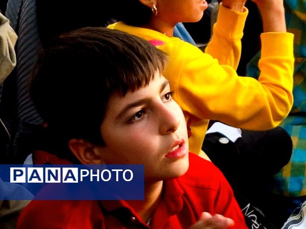 قدم هایی به عشق معلمان