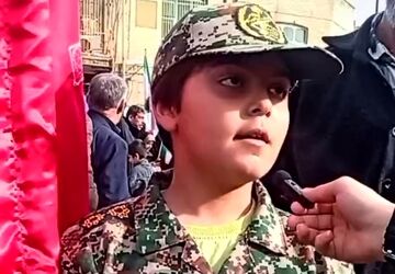 راهپیمایی 22 بهمن پیر و جوان نمی شناسد