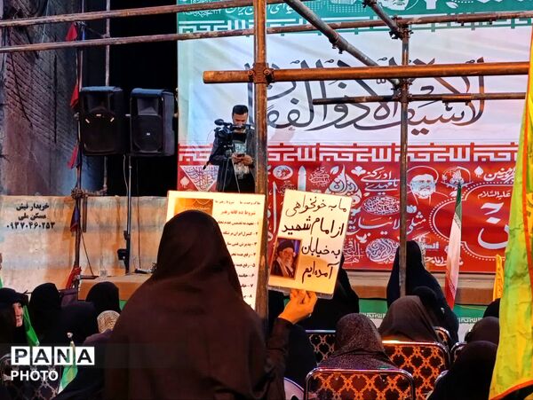 رونمایی از نماد «مشت گره کرده رهبر شهید» در قم