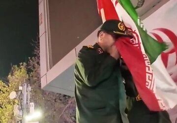 این پرچم زمین نمی ماند