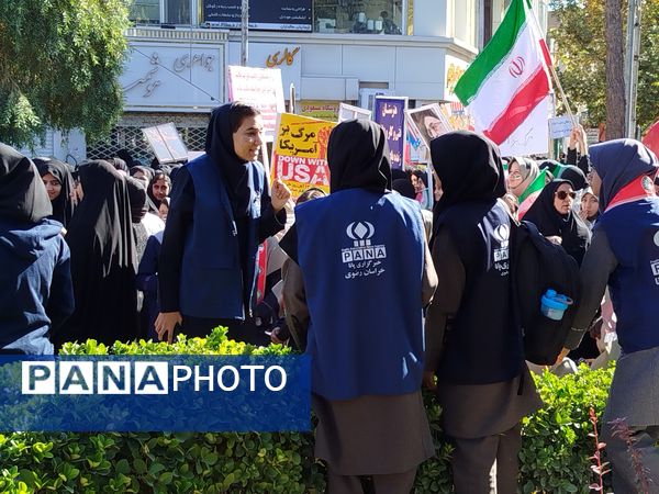 حضور پرشور دانش‌آموز خبرنگاران پانا کاشمر در راهپیمایی ۱۳ آبان