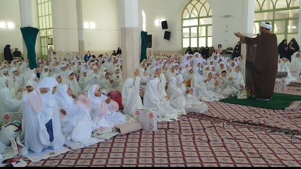 آیین جشن تکلیف دختران دانش‌آموز در جعفریه قم