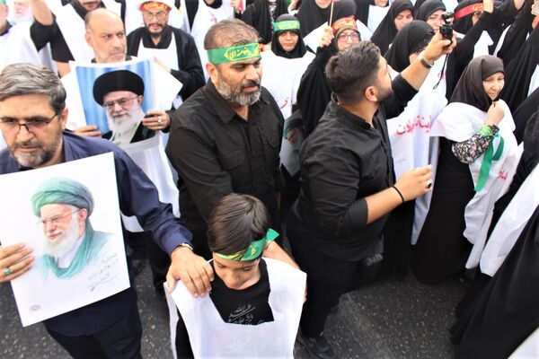 حماسه حضور نوجوانان کفن‌پوش قمی در راهپیمایی «عهد خون»