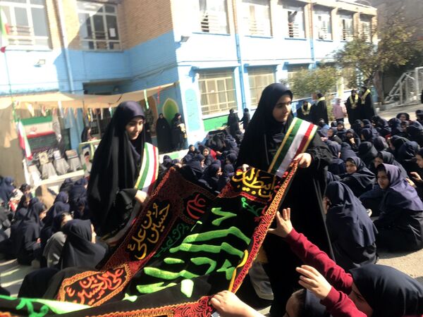 دبیرستان متوسطه اول دخترانه انقلاب میزبان شهید گمنام شد 