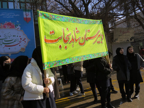 نواختن زنگ انقلاب و گرامیداشت سالروز ورود رهبر شهرستان بجنورد 