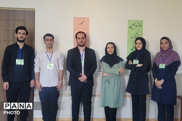 رقابت نخبگان جوان زبان خارجی در دبیرستان فرهنگ
