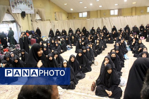 اعزام نخستین گروه از دختران دانش‌آموز ناحیه یک قم به اردوی راهیان نور
