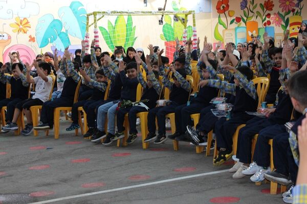 جشن شکوفه‌ها در دبستان منوچهر رزاقی ناحیه۳ مشهد