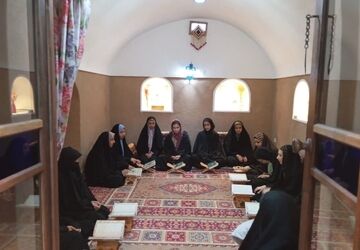 برگزاری محفل قرآنی توسط دانش‌آموزان در خانه ‌شاهزمانی بنادکوک