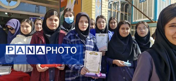 تجلیل از دانش آموزان برتر دبیرستان تاجیک بهارستان‌۲