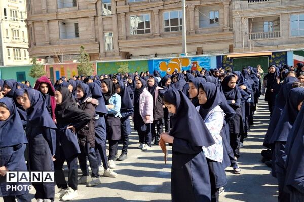 تقدیر از رتبه های برتر درسی در دبستان مریم بهارستان دو
