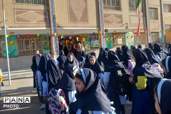 آغاز ماه‌مهر و دیدار مجدد دانش‌آموزان و معلمان در مدرسه عزیزالله پزشکی ۲